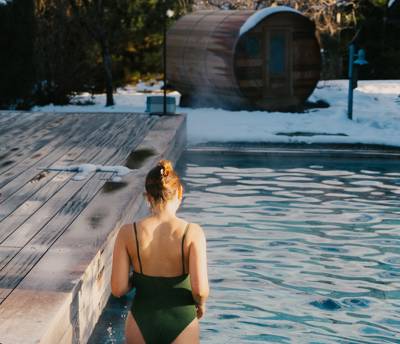 Piscine extérieure et sauna en hiver de l'hôtel Beaumier L'Alpaga à Megève