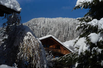 Chalet enneigé en hiver de l'hôtel Beaumier L'Alpaga à Megève