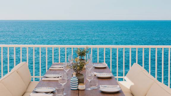 Dîner au bord de l’eau, avec vue sur la mer et douceur provençale.