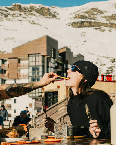 Déjeuner en terrasse ensoleillée après le ski à l'hôtel Beaumier Le Val Thorens