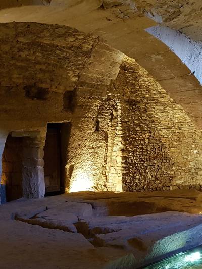 Salles voûtées souterraines des Caves du Palais Saint-Firmin à Gordes, Luberon