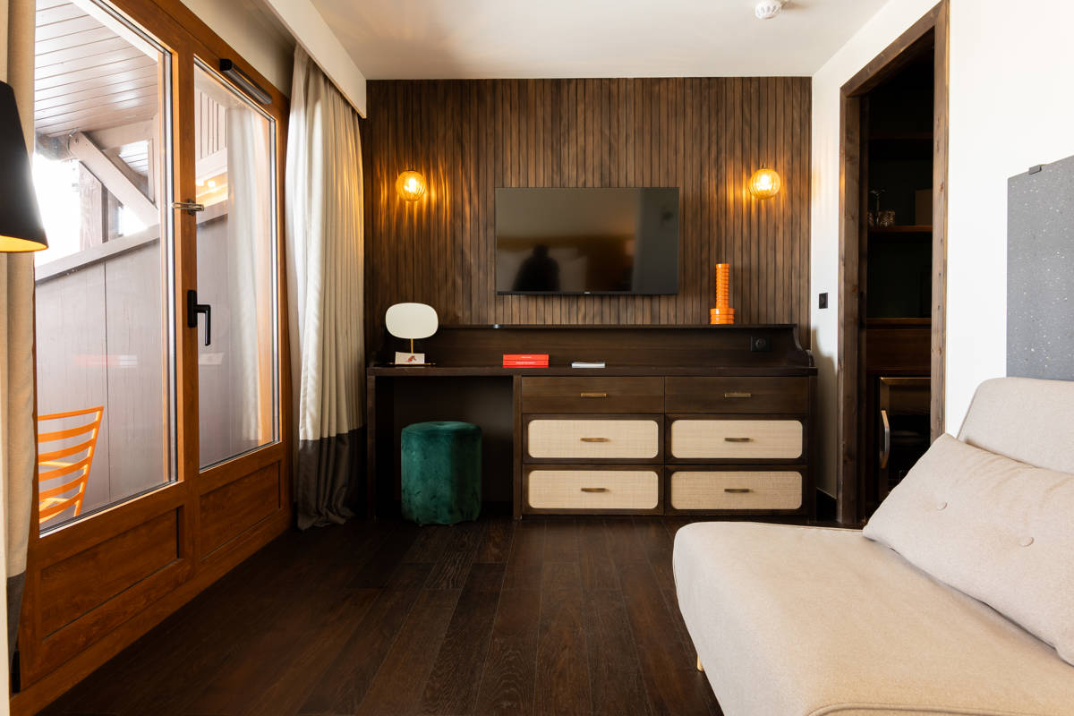 Ambiance chaleureuse de l'espace lit double dans la Suite Val Thorens.