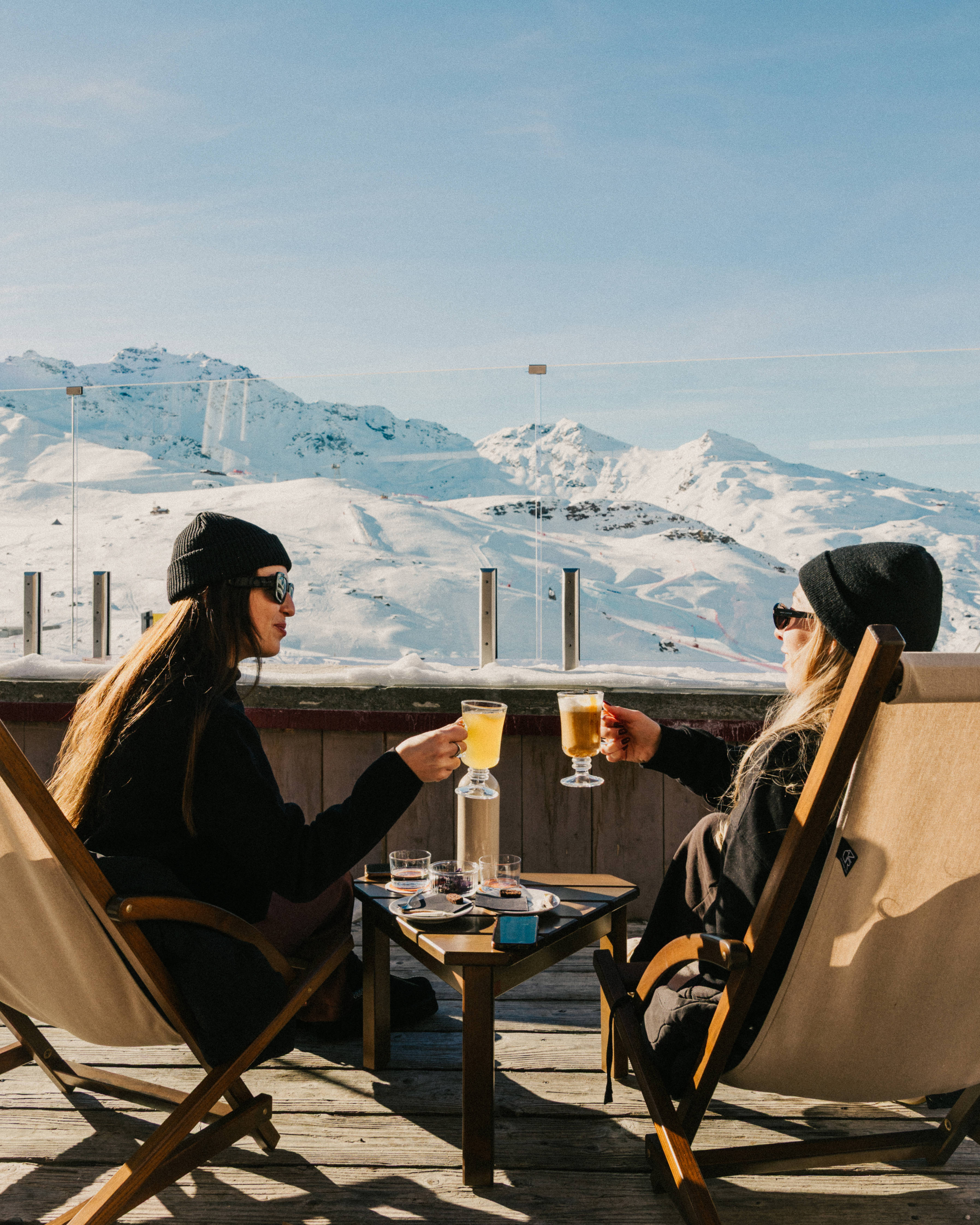 Amies trinquant en terrasse ensoleillée après-ski à Val Thorens, Beaumier