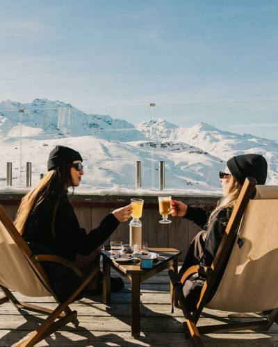 Amies trinquant en terrasse ensoleillée après-ski à Val Thorens, Beaumier