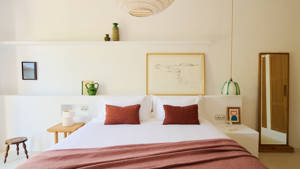 Lit double de la Suite Petunia avec vue sur la mer à l'Hotel Petunia Ibiza