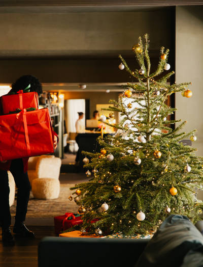 Sapin de Noël et cadeaux dans le lobby de l'hôtel Beaumier Le Fitz Roy, Val Thorens
