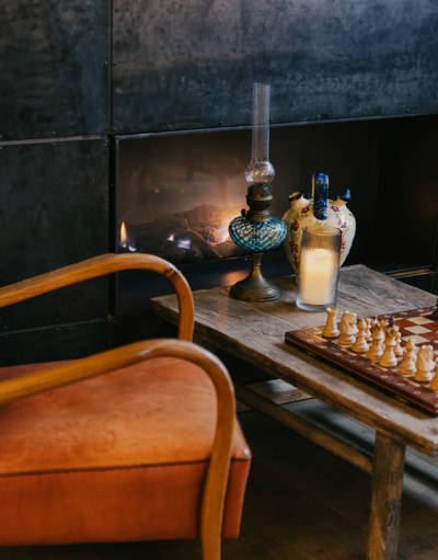 Salon cosy au coin du feu de l'hôtel Beaumier L'Alpaga à Megève