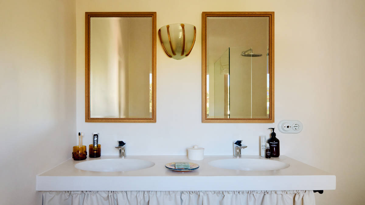 Salle de bain de la suite avec vue sur la mer à l'Hotel Petunia Ibiza