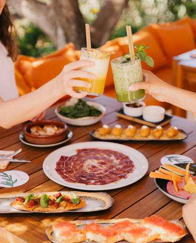 Tapas et cocktails au restaurant Los Olivos de l'hôtel Beaumier Petunia, Ibiza