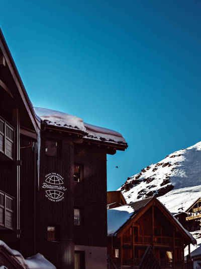 Chalets enneigés du Le Fitz Roy sous un ciel bleu clair