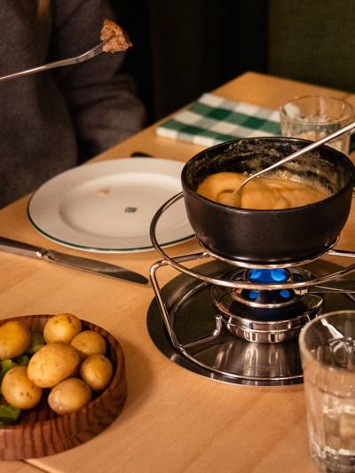 Fondue végétale au Grand Hotel Belvedere, un hôtel Beaumier à Wengen, Alpes suisses