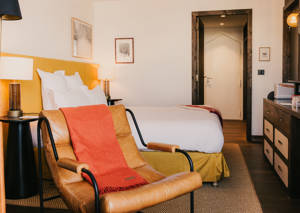 Lit double et mobilier en chambre Confort Val Thorens.