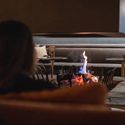 Moments au coin du feu à Val Thorens dans un hôtel de montagne, ambiance chaleureuse après-ski