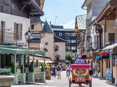 Rue commerçante et boutiques de luxe du village de Megève, Alpes françaises, Beaumier