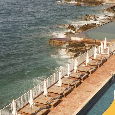 Vue sur la mer depuis la piscine de l’hôtel