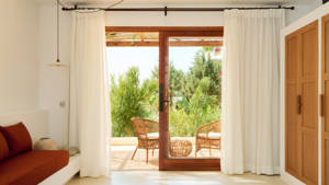 Coin salon avec vue sur le jardin de la Suite Buganvillea à l'Hotel Petunia Ibiza