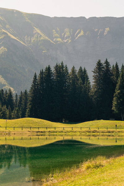 Lac de montagne et paysage alpin aux environs de Megève