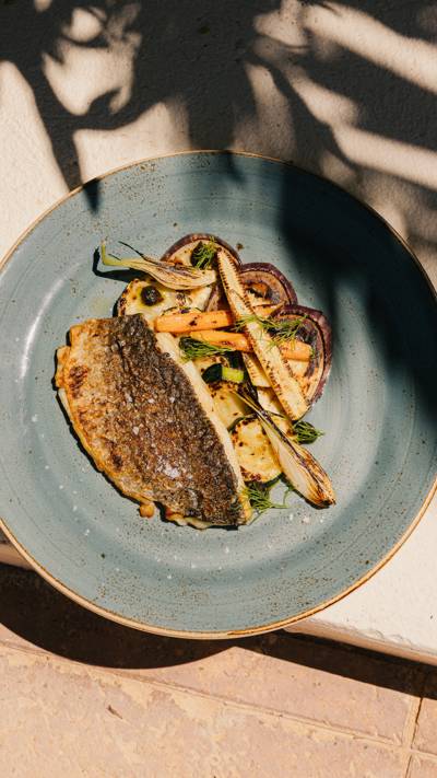 Poisson méditerranéen frais, cuisine locale d'Ibiza près de l'hôtel Beaumier Petunia