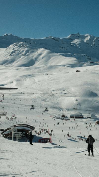 Vue panoramique sur le domaine skiable de Val Thorens dans les 3 Vallées.