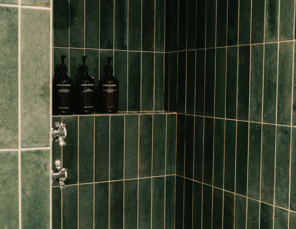 Salle de bain moderne en chambre Privilège avec vue village.