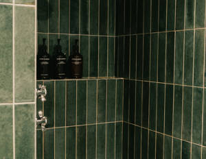 Salle de bain moderne en chambre Privilège avec vue village.