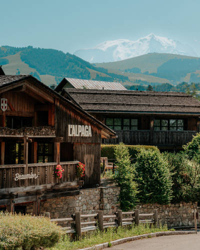 Chalets Alpaga avec vue sur les montagnes et un sommet enneigé au loin