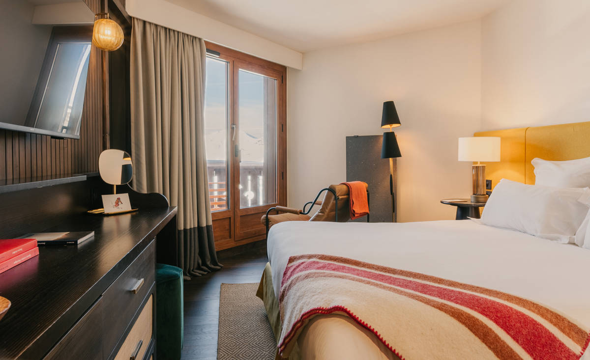 Détail de la télévision et du mobilier en chambre Confort à Val Thorens.