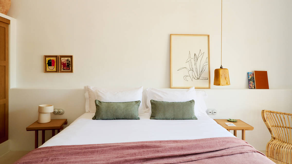 Chambre de la suite avec vue sur la mer à l'Hotel Petunia Ibiza