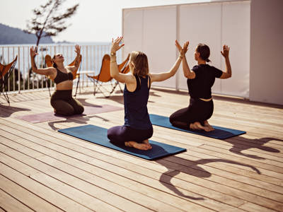 Séance de yoga en plein air face à la mer à l'hôtel Beaumier Les Roches Rouges, Saint-Raphaël