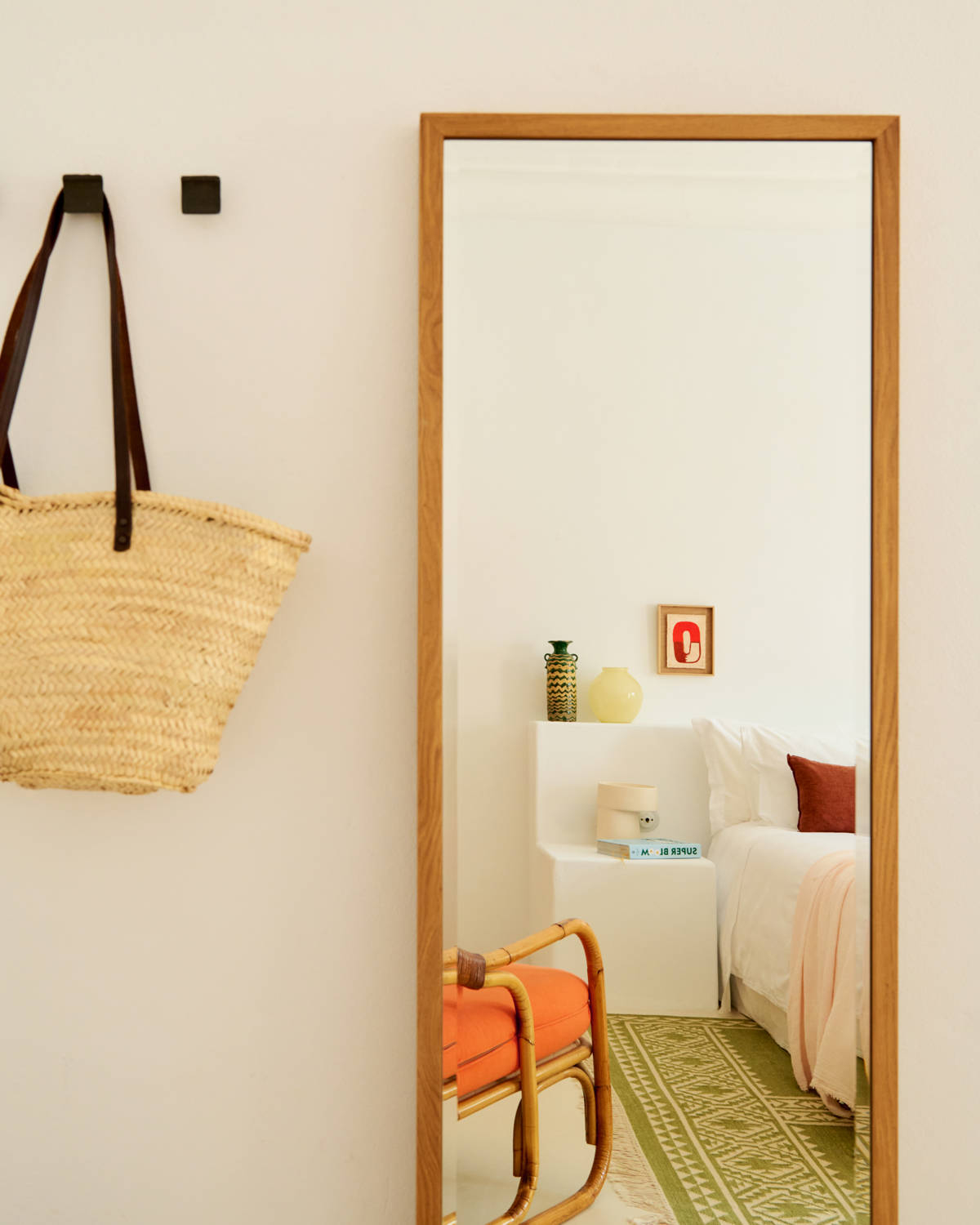 Chambre lumineuse de la suite à Ibiza