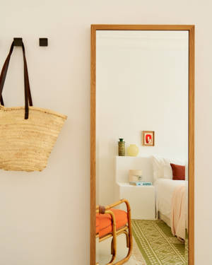 Chambre lumineuse de la suite à Ibiza