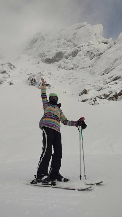 Skieuse célébrant ses progrès sur les pistes de Val Thorens, hôtel Beaumier