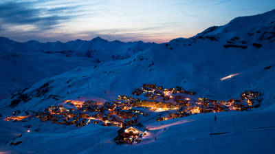 Val Thorens illuminée la nuit en hiver, plus haute station de ski d'Europe