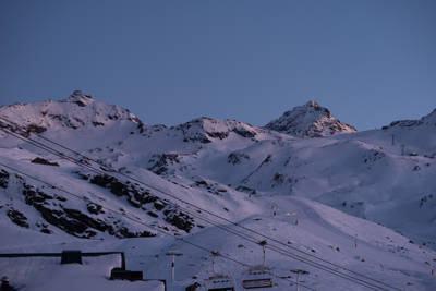 Pistes enneigées et remontées mécaniques de Val Thorens, plus haute station d'Europe