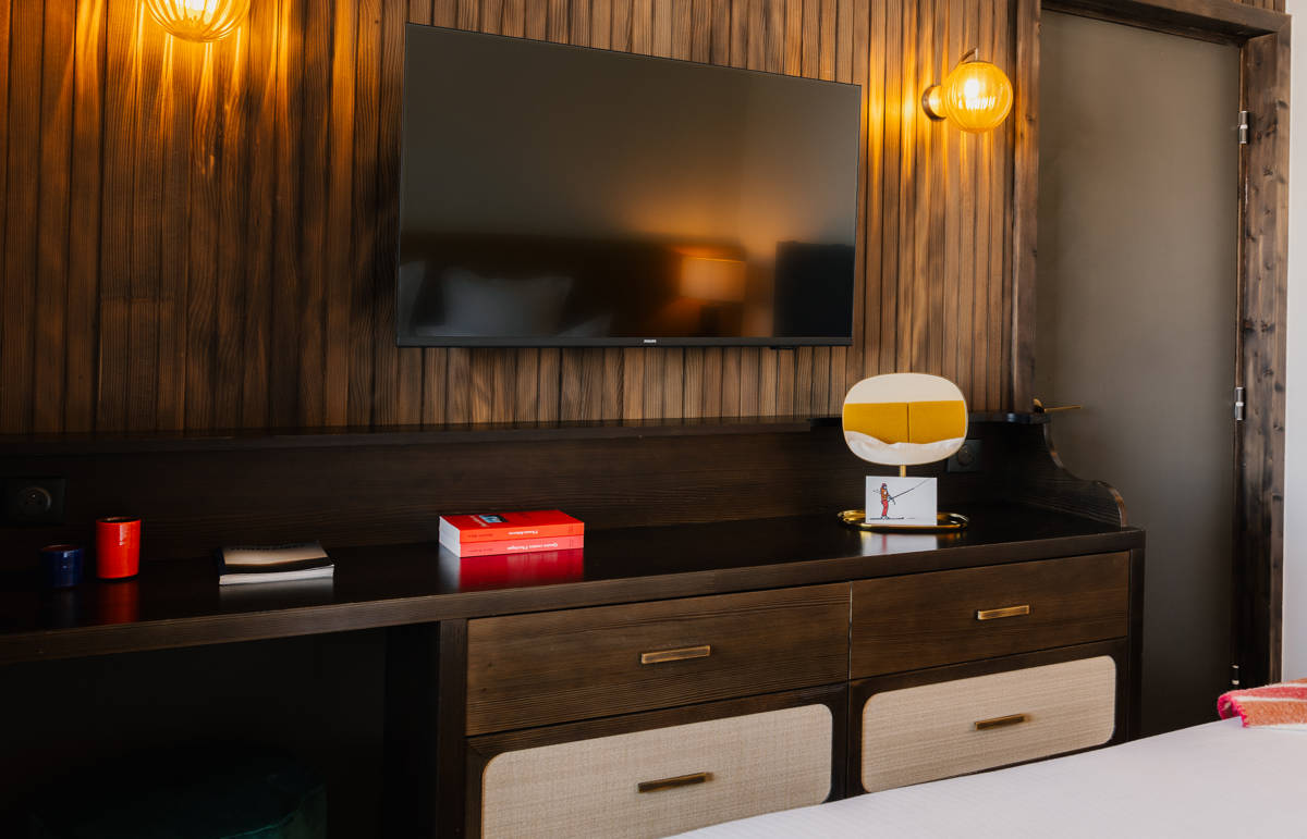 Détail de la télévision et des produits d'accueil en chambre Privilège à Val Thorens.