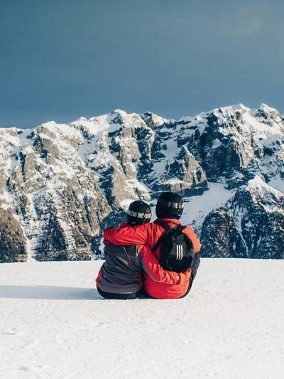 Couple profitant du panorama alpin sur les pistes de ski près de Beaumier Megève