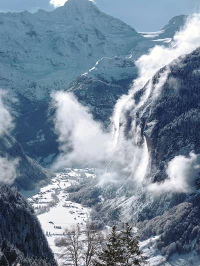 Vallée de Lauterbrunnen et cascades en hiver, vue depuis le Grand Hotel Belvedere Beaumier à Wengen
