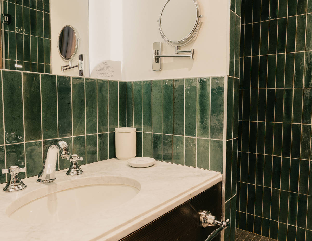 Détail de la salle de bain et de la douche en chambre Supérieure Famille.