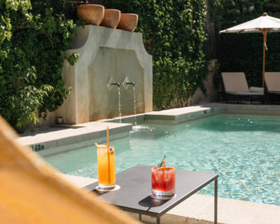Cocktails au bord de la piscine du Moulin, hôtel Beaumier à Lourmarin, Luberon
