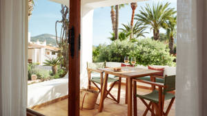 Terrasse avec vue sur le jardin de la Suite Hibiscus à l'Hotel Petunia Ibiza