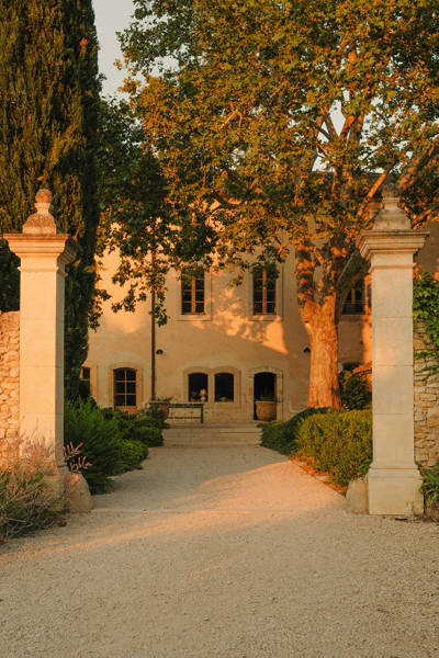 Lumière dorée à l'entrée de la villa Beaumier Le Galinier à Lourmarin, Luberon