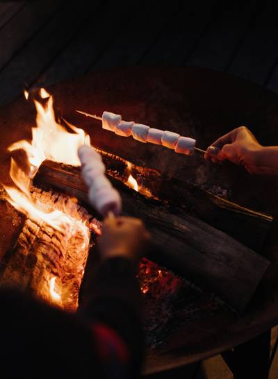 Chamallows grillés au coin du feu de l'hôtel Beaumier L'Alpaga à Megève
