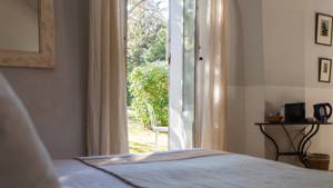 A wonderful view of the lush green lawn is visible from the room’s open door.