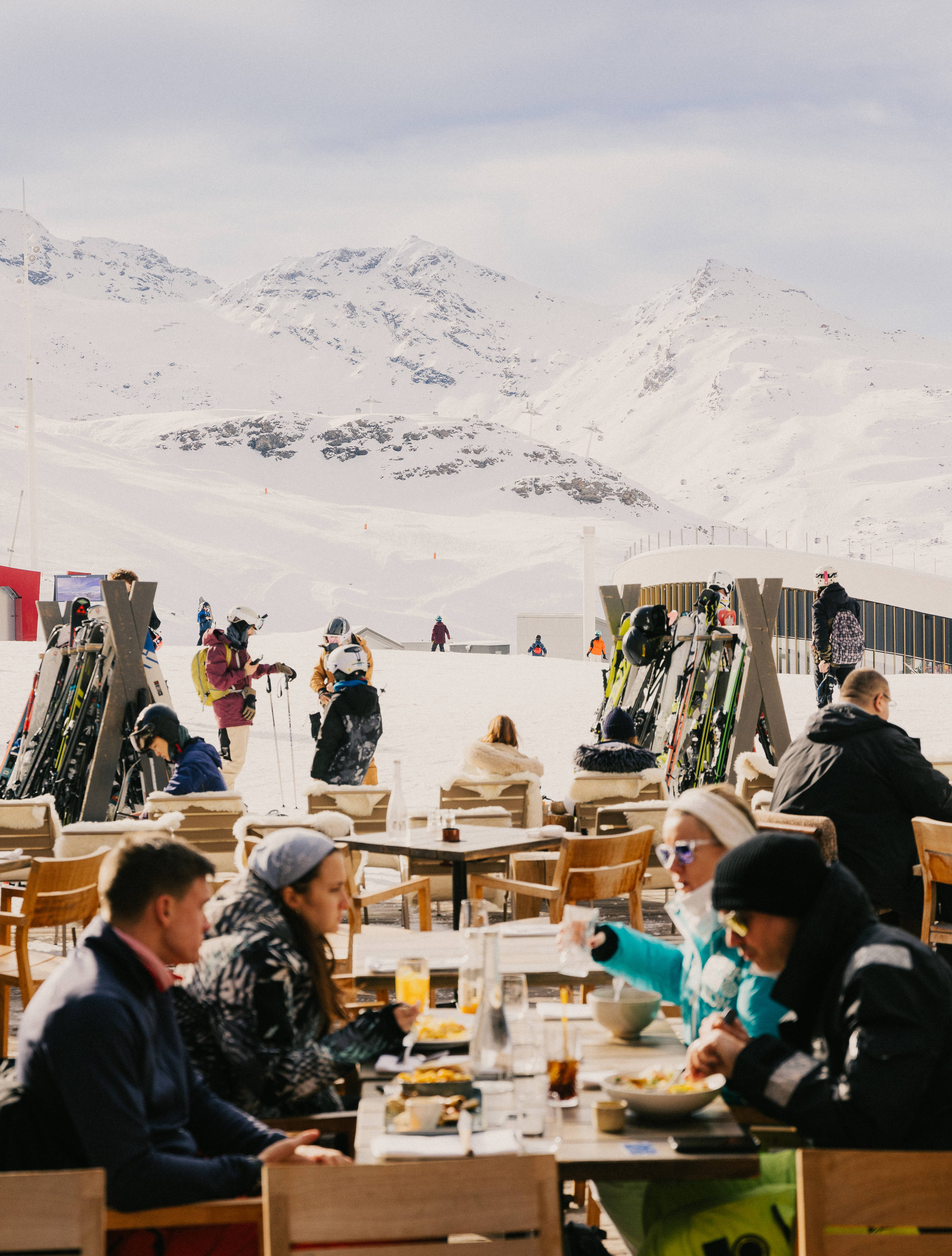 Almuerzo en terraza en las pistas del hotel Beaumier Le Fitz Roy, Val Thorens