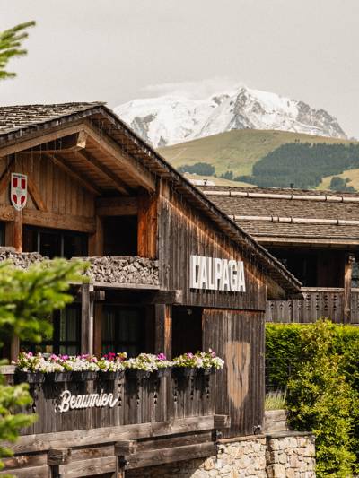 Façade de l'hôtel L'Alpaga Beaumier avec vue sur le Mont Blanc, hôtel de luxe à Megève