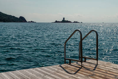 Ponton privé et vue sur la Méditerranée de l'hôtel Beaumier Les Roches Rouges, Saint-Raphaël
