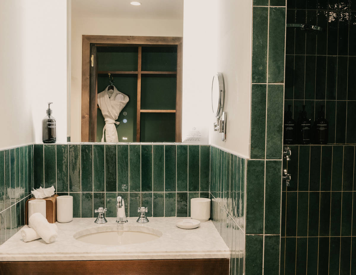 Détails de la salle de bain et de la douche en chambre Privilège, Val Thorens.