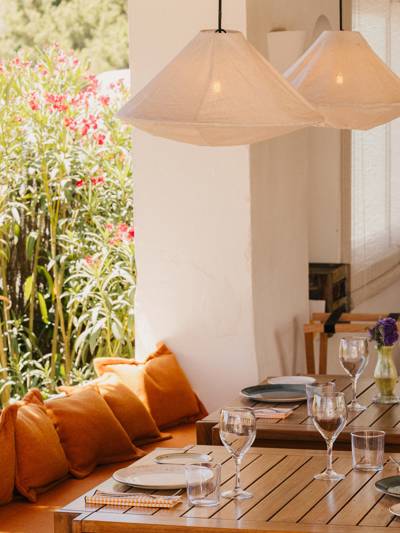 Dîner en plein air au restaurant Los Olivos, hôtel Beaumier Petunia, Ibiza