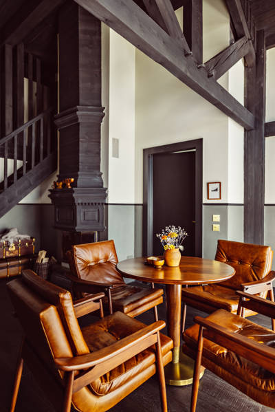 Salon cosy d'une suite de l'hôtel Beaumier Le Fitz Roy, Val Thorens