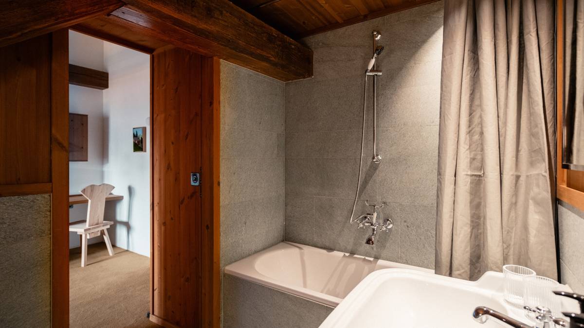 Superior attic room with Jungfrau view